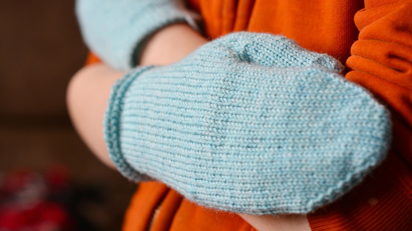 Fingering-weight liner pattern in Size 2 (Child)